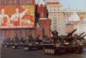 T-72, 1982-11-7 Moscow Parade.jpg